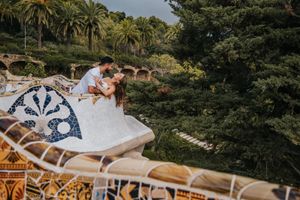 Couple vacation photoshoot at Park Güell in Barcelona, capturing love and color with barcelonaloversph