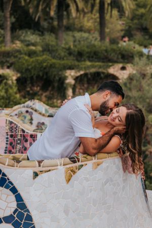 Couple vacation photoshoot at Park Güell in Barcelona, capturing love and color with barcelonaloversph