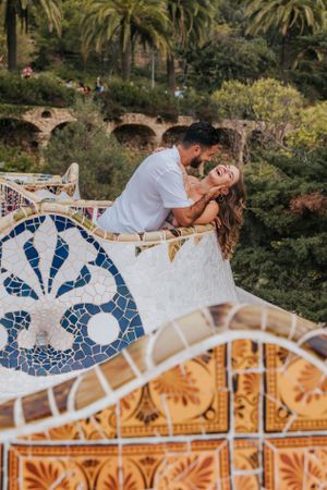 Couple vacation photoshoot at Park Güell in Barcelona, capturing love and color with barcelonaloversph