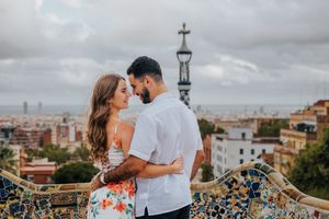 Couple vacation photoshoot at Park Güell in Barcelona, capturing love and color with barcelonaloversph