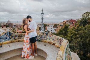 Couple vacation photoshoot at Park Güell in Barcelona, capturing love and color with barcelonaloversph