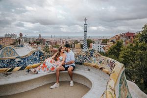 Couple vacation photoshoot at Park Güell in Barcelona, capturing love and color with barcelonaloversph