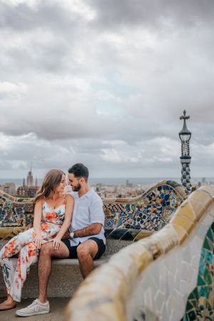 Couple vacation photoshoot at Park Güell in Barcelona, capturing love and color with barcelonaloversph
