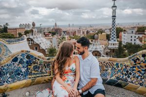 Couple vacation photoshoot at Park Güell in Barcelona, capturing love and color with barcelonaloversph