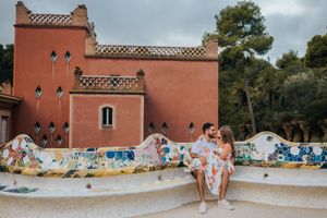 Couple vacation photoshoot at Park Güell in Barcelona, capturing love and color with barcelonaloversph