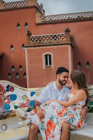 Couple vacation photoshoot at Park Güell in Barcelona, capturing love and color with barcelonaloversph