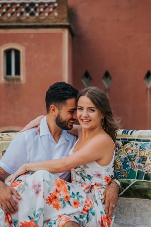Couple vacation photoshoot at Park Güell in Barcelona, capturing love and color with barcelonaloversph