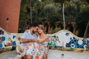 Couple vacation photoshoot at Park Güell in Barcelona, capturing love and color with barcelonaloversph