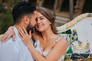 Couple vacation photoshoot at Park Güell in Barcelona, capturing love and color with barcelonaloversph