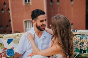 Couple vacation photoshoot at Park Güell in Barcelona, capturing love and color with barcelonaloversph