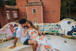 Couple vacation photoshoot at Park Güell in Barcelona, capturing love and color with barcelonaloversph