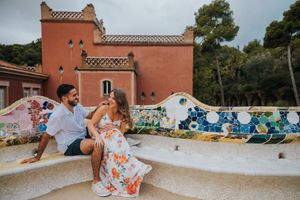 Couple vacation photoshoot at Park Güell in Barcelona, capturing love and color with barcelonaloversph