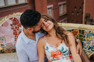Couple vacation photoshoot at Park Güell in Barcelona, capturing love and color with barcelonaloversph