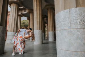 Couple vacation photoshoot at Park Güell in Barcelona, capturing love and color with barcelonaloversph
