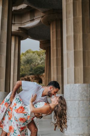 Couple vacation photoshoot at Park Güell in Barcelona, capturing love and color with barcelonaloversph
