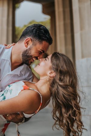 Couple vacation photoshoot at Park Güell in Barcelona, capturing love and color with barcelonaloversph