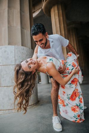 Couple vacation photoshoot at Park Güell in Barcelona, capturing love and color with barcelonaloversph