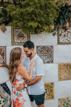 Couple vacation photoshoot at Park Güell in Barcelona, capturing love and color with barcelonaloversph