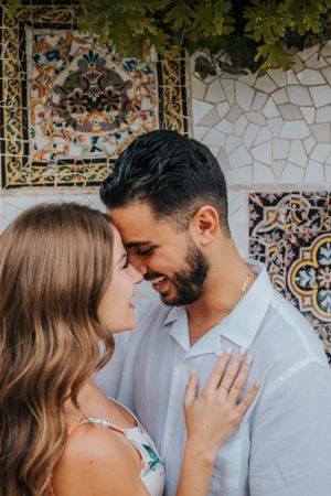 Couple vacation photoshoot at Park Güell in Barcelona, capturing love and color with barcelonaloversph