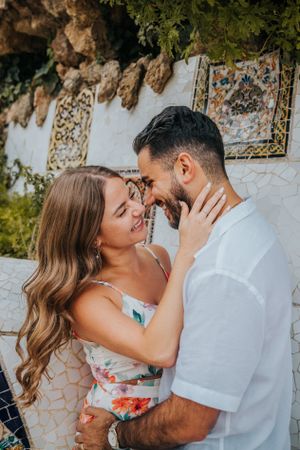 Couple vacation photoshoot at Park Güell in Barcelona, capturing love and color with barcelonaloversph