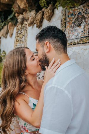 Couple vacation photoshoot at Park Güell in Barcelona, capturing love and color with barcelonaloversph