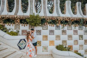 Couple vacation photoshoot at Park Güell in Barcelona, capturing love and color with barcelonaloversph
