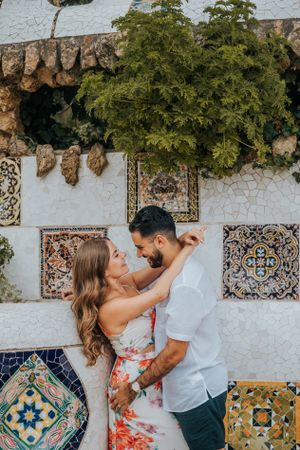 Couple vacation photoshoot at Park Güell in Barcelona, capturing love and color with barcelonaloversph