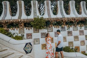 Couple vacation photoshoot at Park Güell in Barcelona, capturing love and color with barcelonaloversph