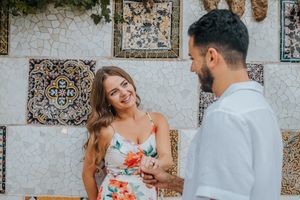 Couple vacation photoshoot at Park Güell in Barcelona, capturing love and color with barcelonaloversph