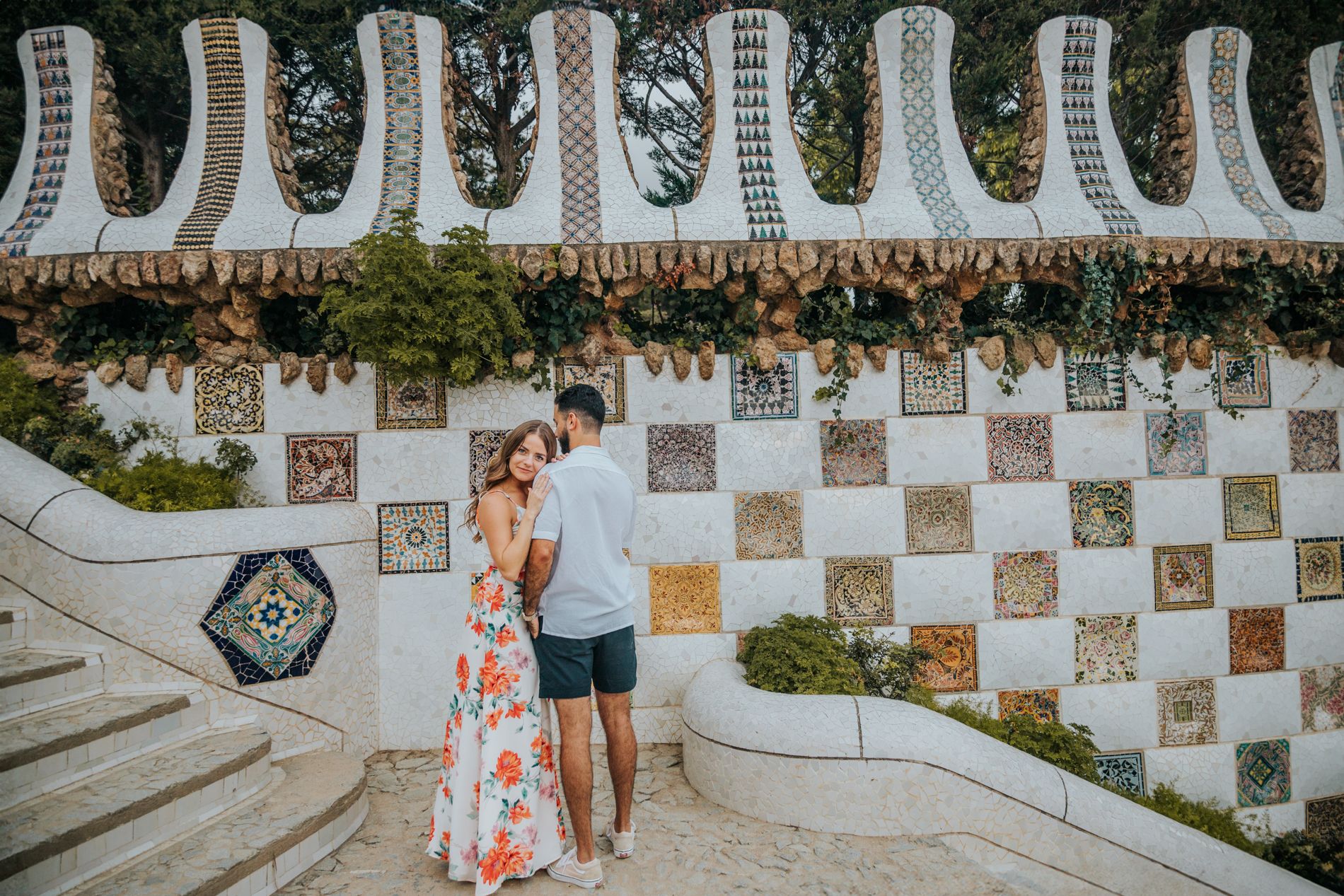 Couple vacation photoshoot at Park Güell in Barcelona, capturing love and color with barcelonaloversph