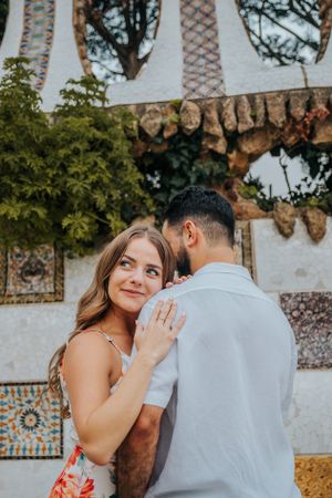 Couple vacation photoshoot at Park Güell in Barcelona, capturing love and color with barcelonaloversph