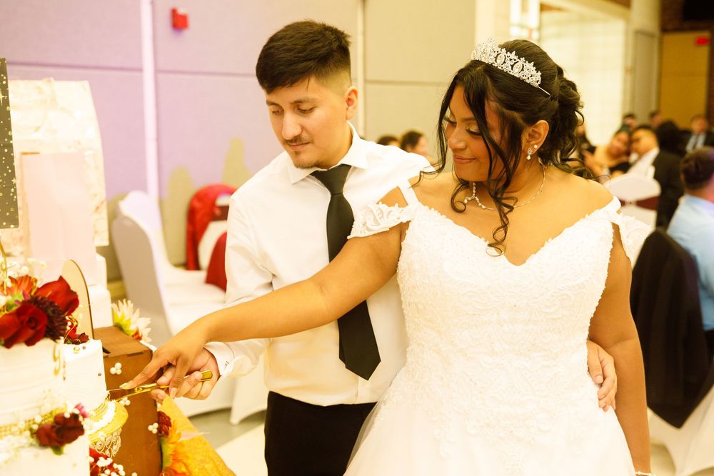 Hispanic bride & groom cake cutting