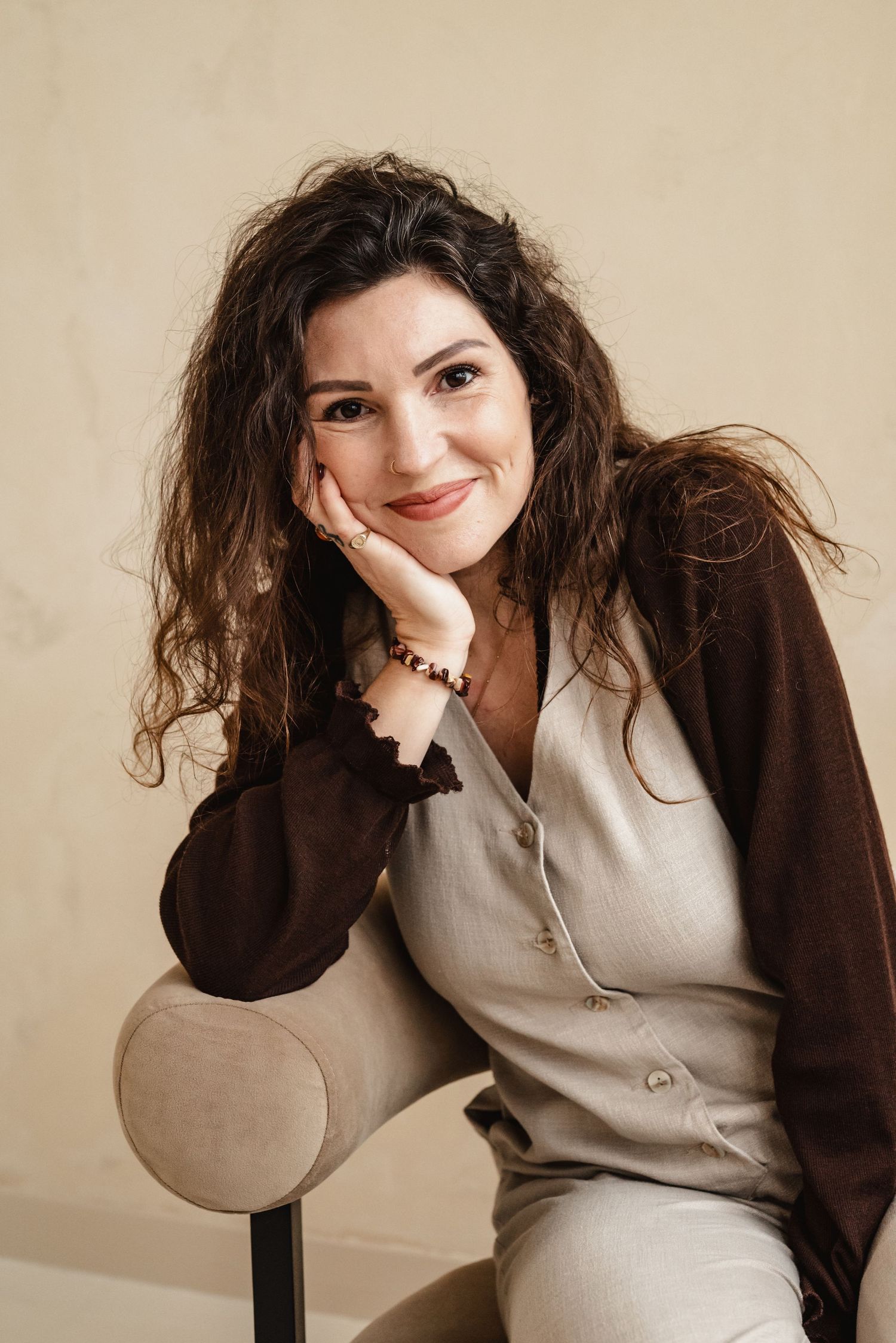portret van geboortefotograaf Eva die veel warmte uitstraalt naar haar cliënten tijdens het maken van een geboortereportage