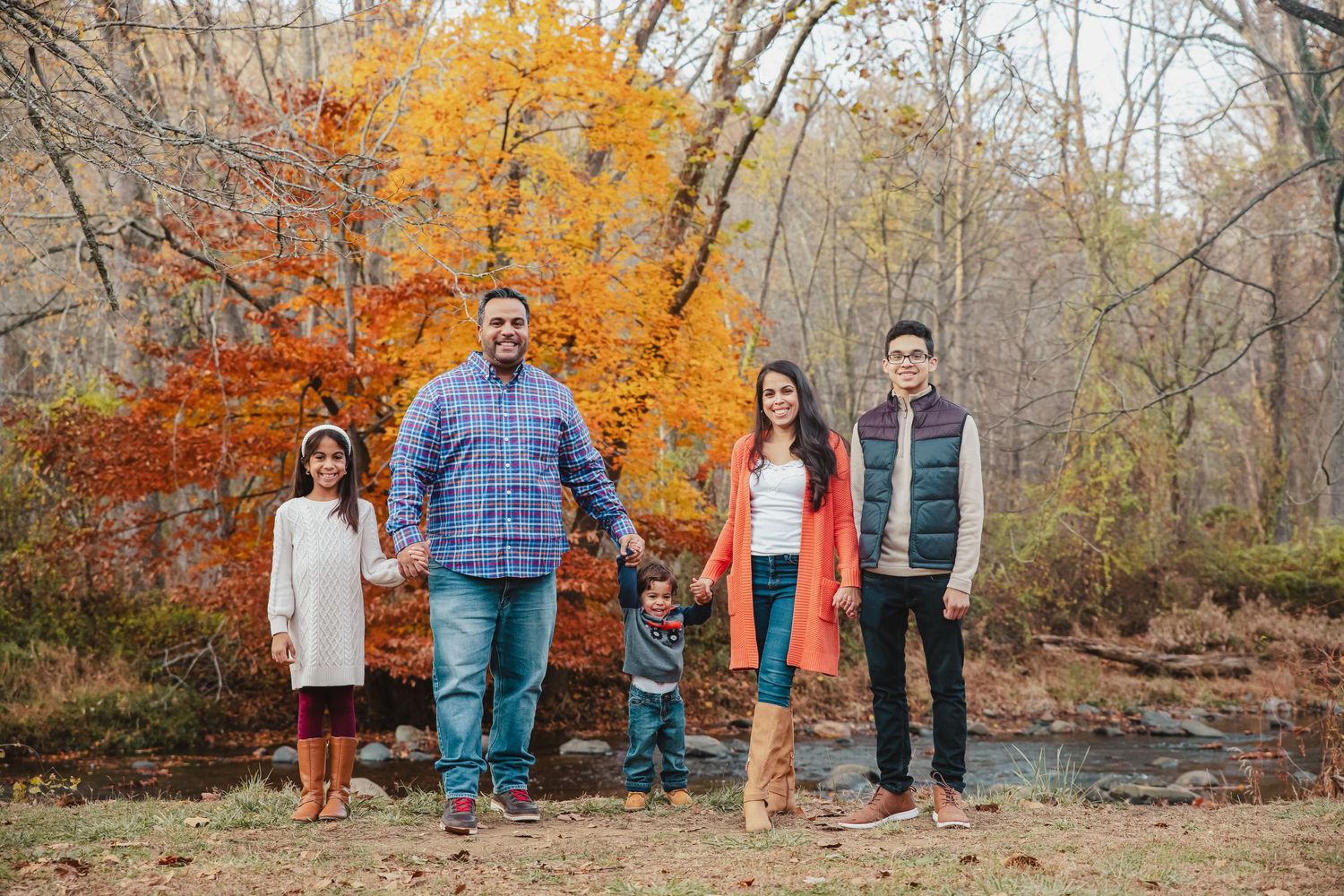 Family portraits in Baltimore, MD for families of all sizes by a bilingual photographer.