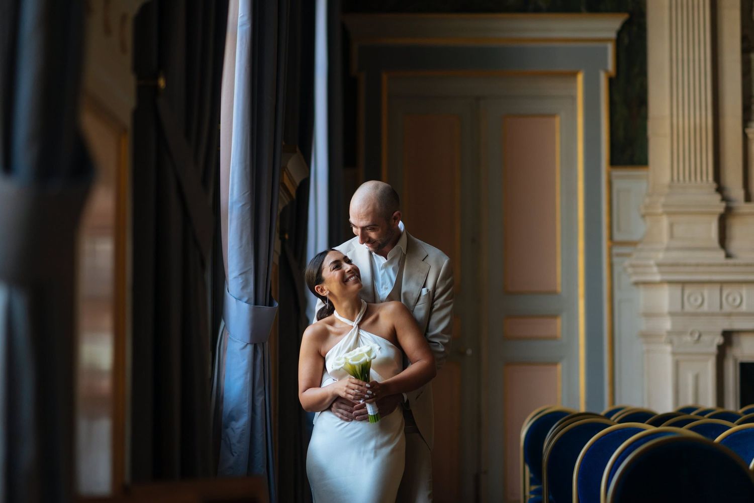 Mariage juif à Paris, émotion du couple dans un décor élégant et lumineux.