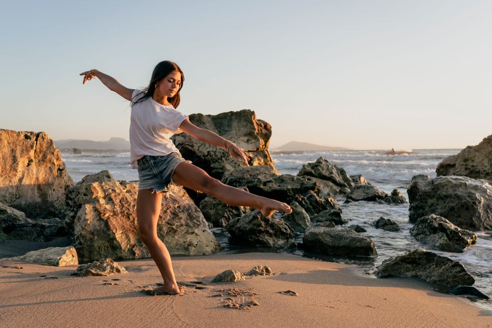 Portrait de danse sur la plage, dégagé à la seconde pendant la golden hour au Pays Basque