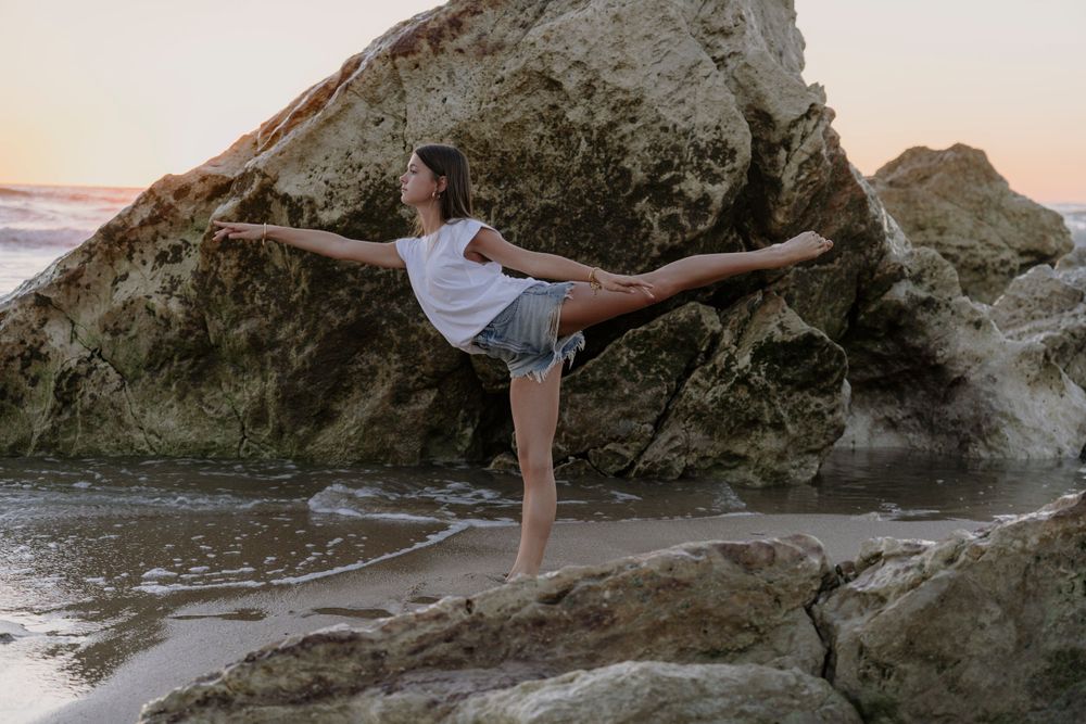 Portrait de danseuse sur la plage en arabesque au Pays Basque