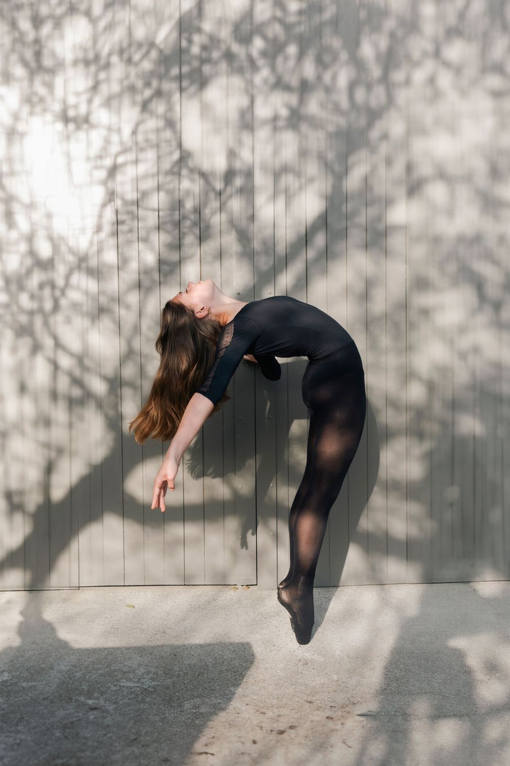 portrait de danseuse en extérieur, cambré sur pointes.