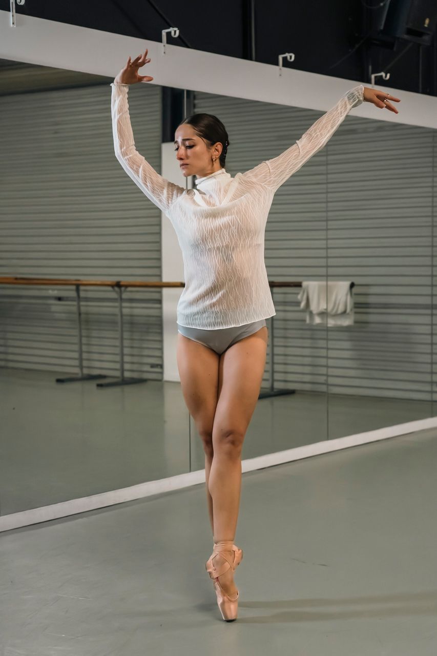 portrait de danseuse du Brisbane Ballet prise en studio lors d'une répétition d'un ballet.