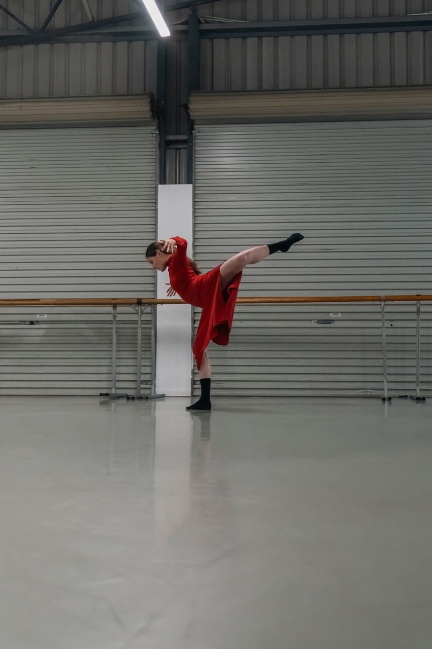 portrait de danseuse du Brisbane Ballet prise en studio de danse, arabesque au format portrait