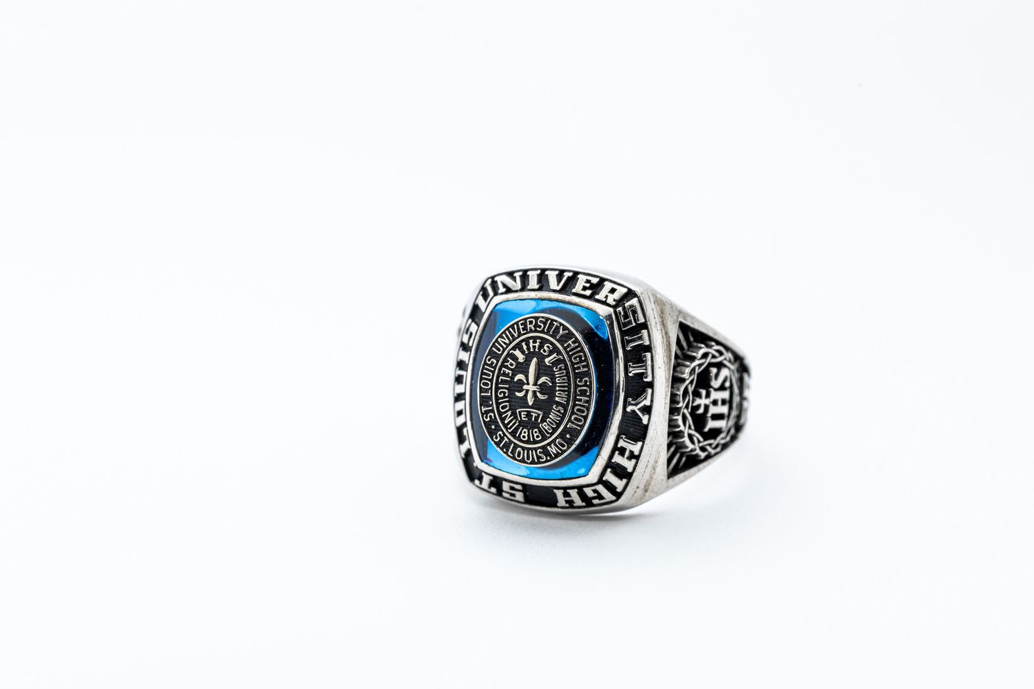 macro photo of jewelry