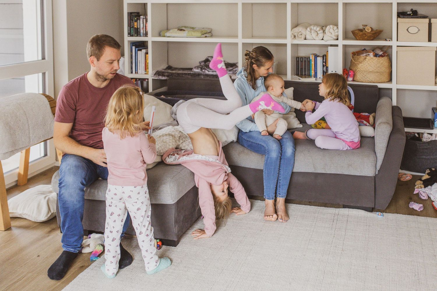 Ein Foto einer Familienreportage das die intensive Verbindung zwischen Vater und Tochter zeigt, die beide am Tisch sitzen.