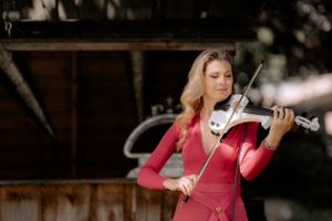 beautiful lady singing to a violin at a wedding day
