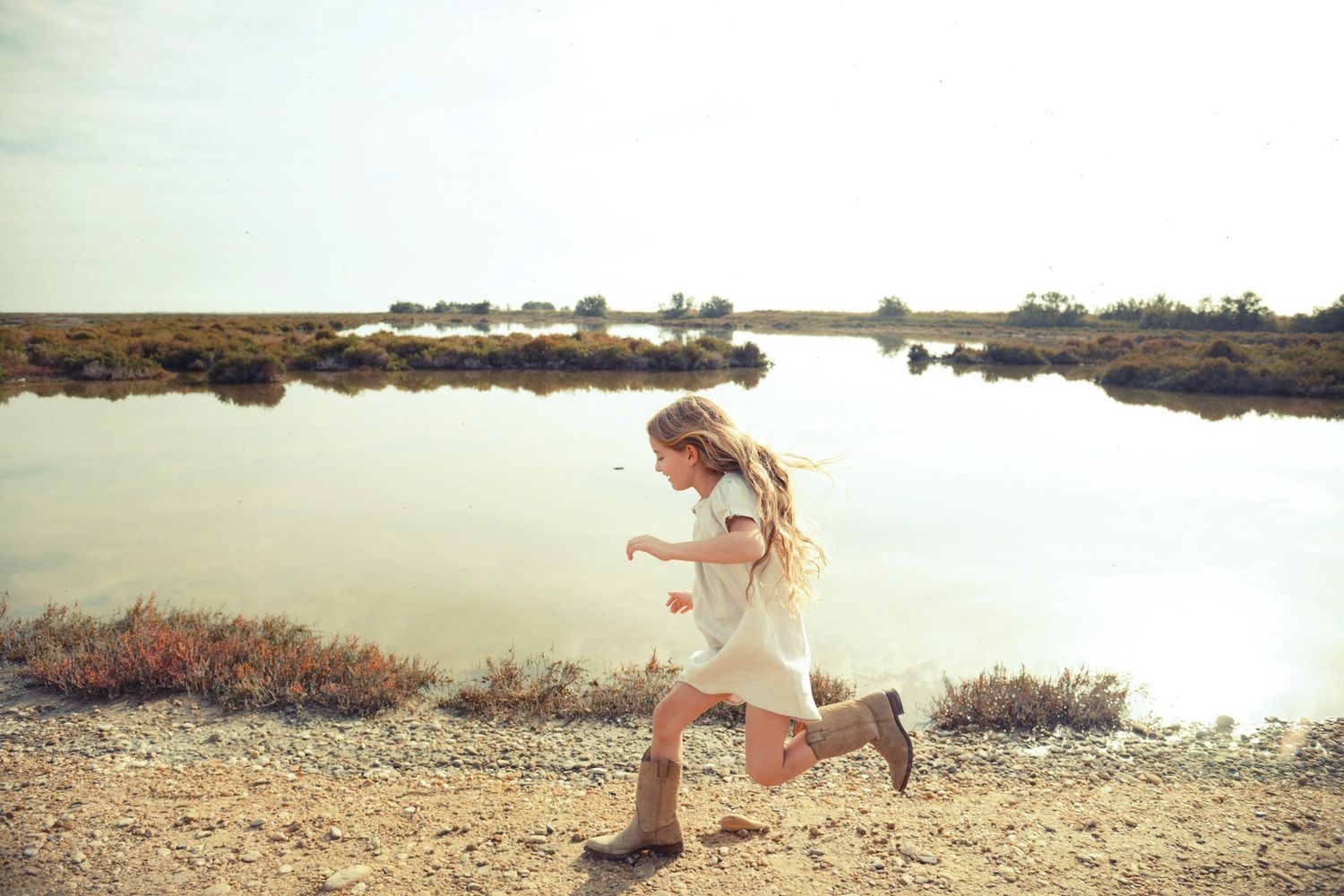 Mädchen mit Wind im Haar – poetische, freie Kinderfotografie von Andrea Fotografie, Frankfurt | klickundgluecksfotos.de