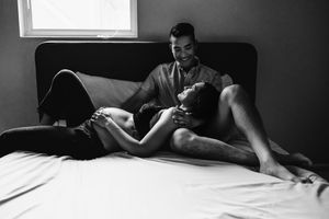 maternity-photos-in-home