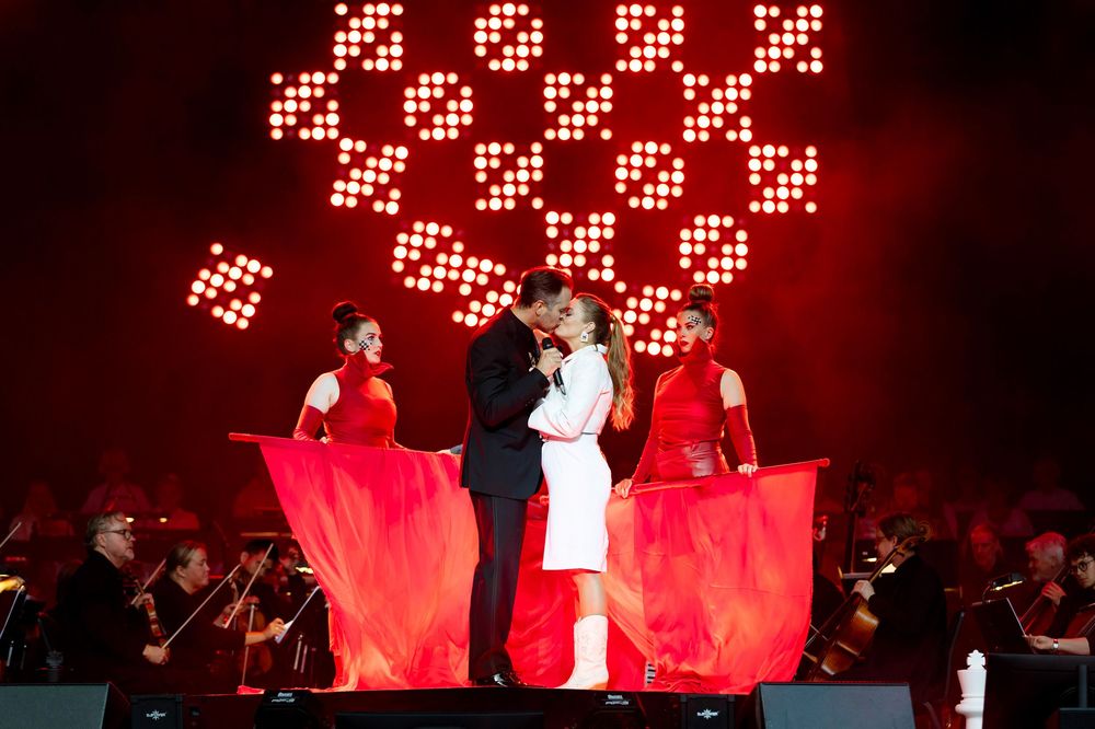 Chess in concert på Dalhalla 2025. Philip Jalmelid och Tuva B Larsen kysser varandra som Florence och Anatolij. Chess in Concert på Dalhalla