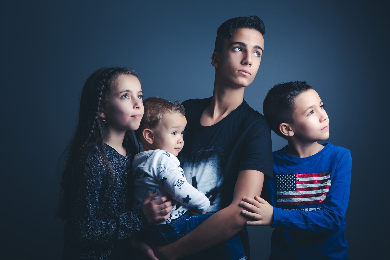 famille d’enfants en studio avec fond bleu