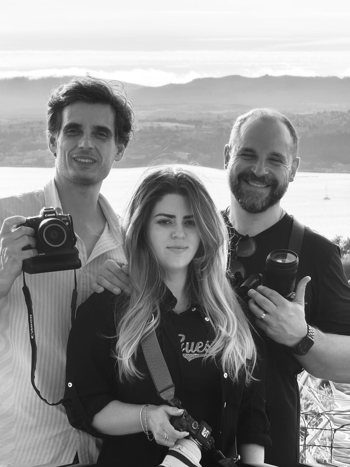 A conscious and fun team Fazemos uma equipa muito consciente e de pés no chão mas muito divertidos. Adoramos conversas a