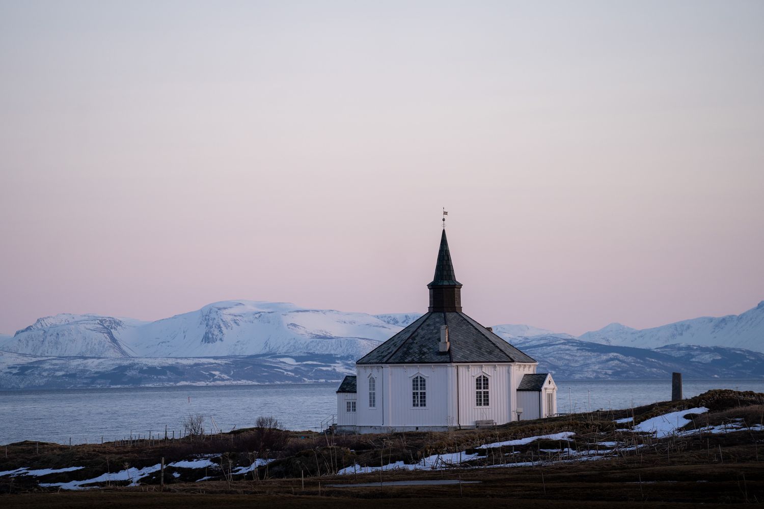 eglise dverberg coucher de soleil lofoten norvège