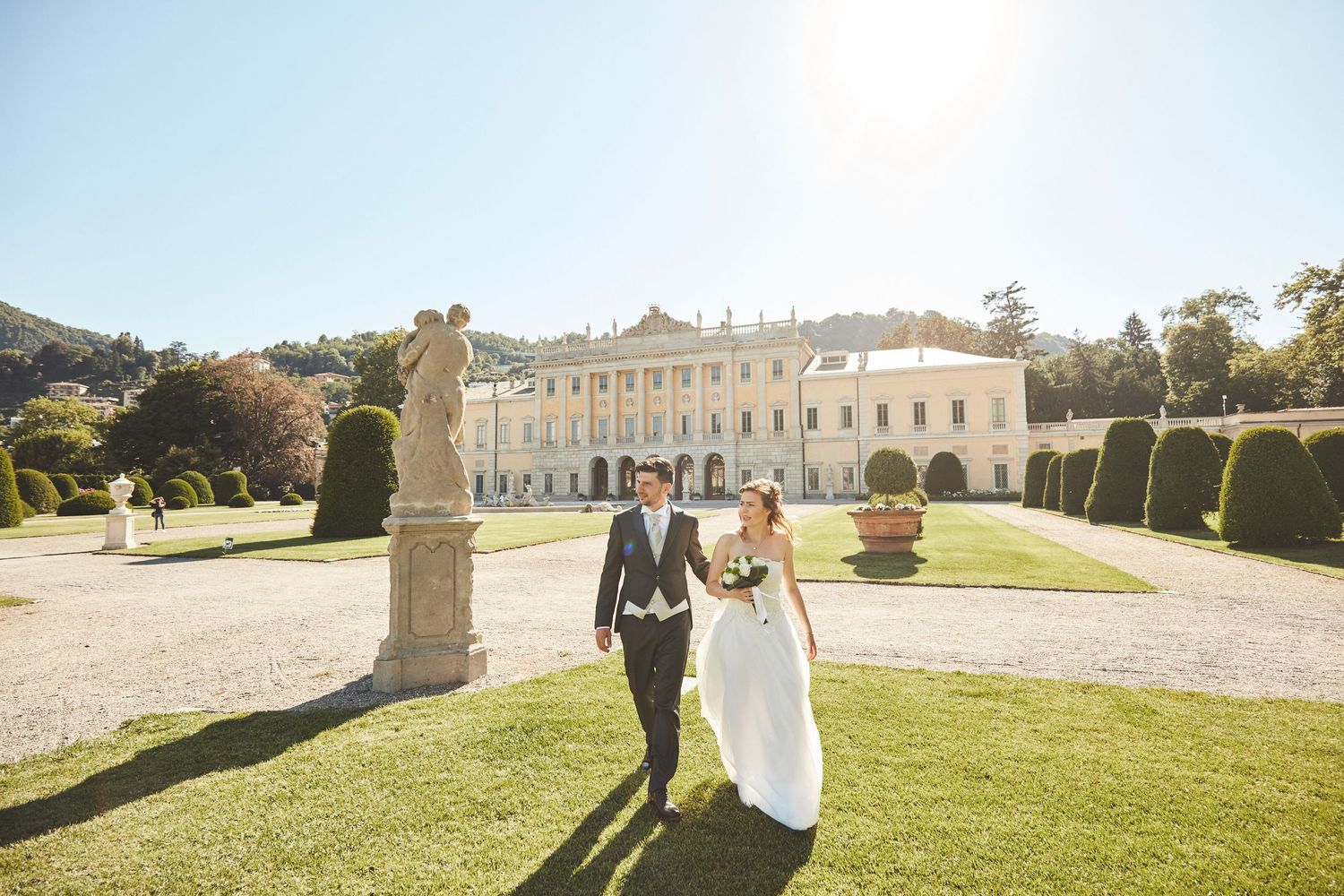 Coppia di sposi in una location elegante e prestigiosa, villa antica in una bella giornata raccontata dai fotografi di Origami Wedding